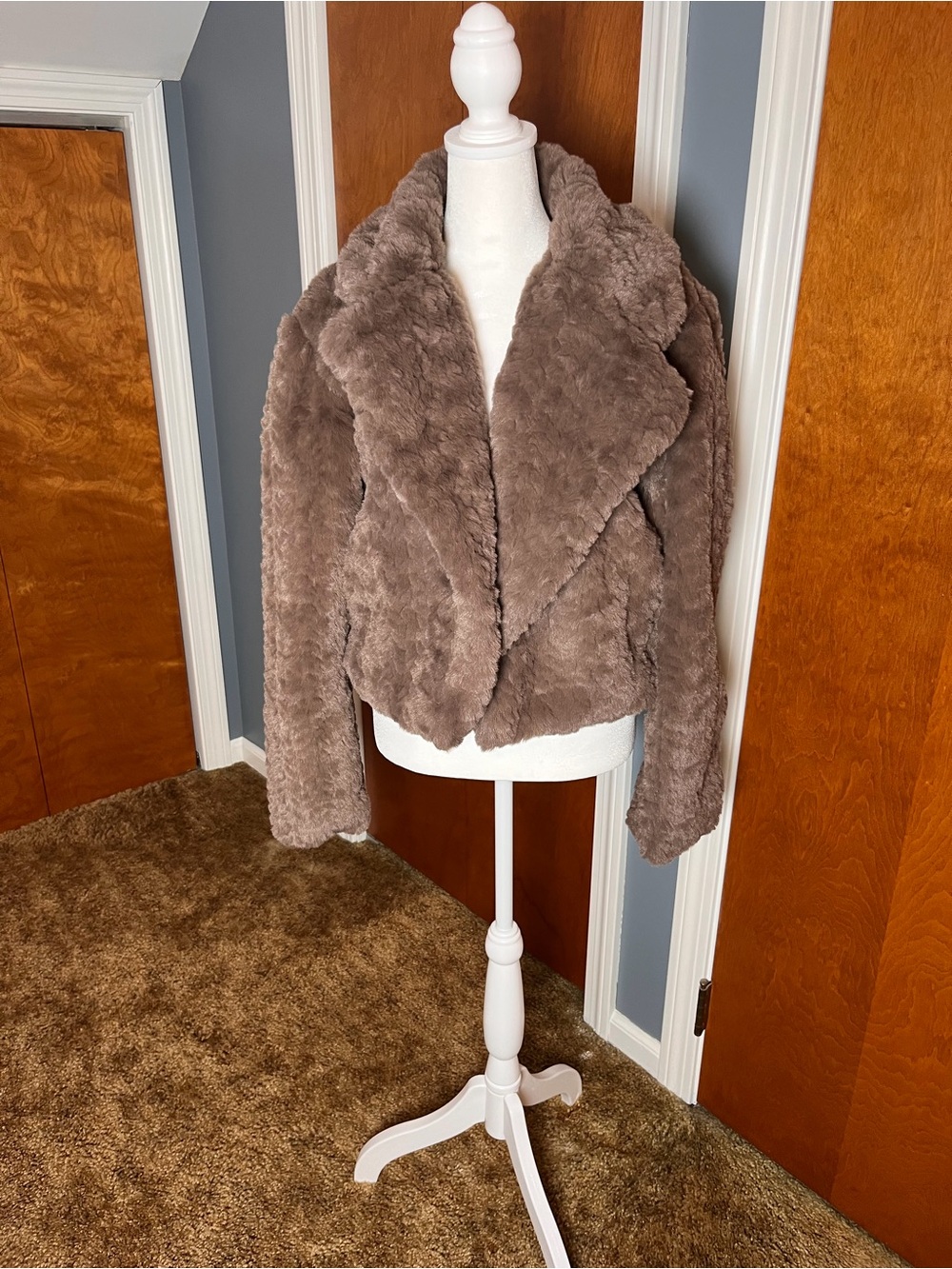 Blu Pepper Taupe Plush Faux Fur Teddy Jacket. Size medium, new with tags.